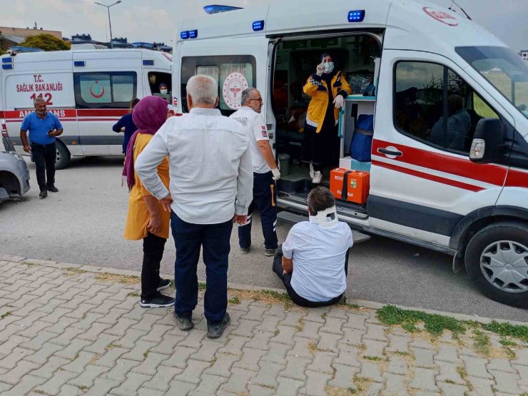 İki hafif ticari araç kavşakta çarpıştı: 2 yaralı