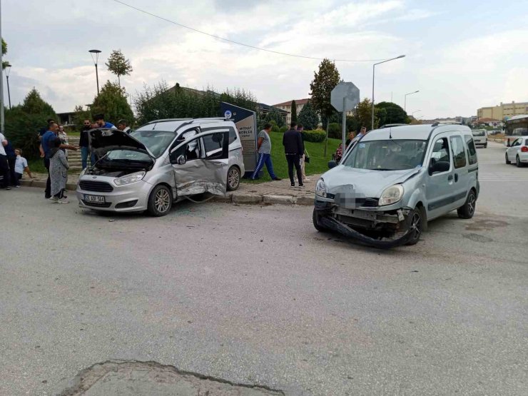 İki hafif ticari araç kavşakta çarpıştı: 2 yaralı