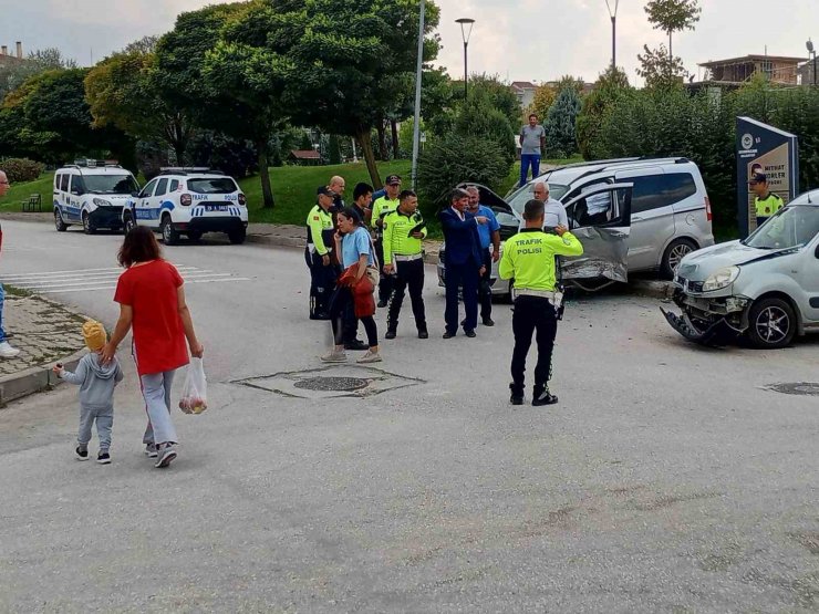 İki hafif ticari araç kavşakta çarpıştı: 2 yaralı