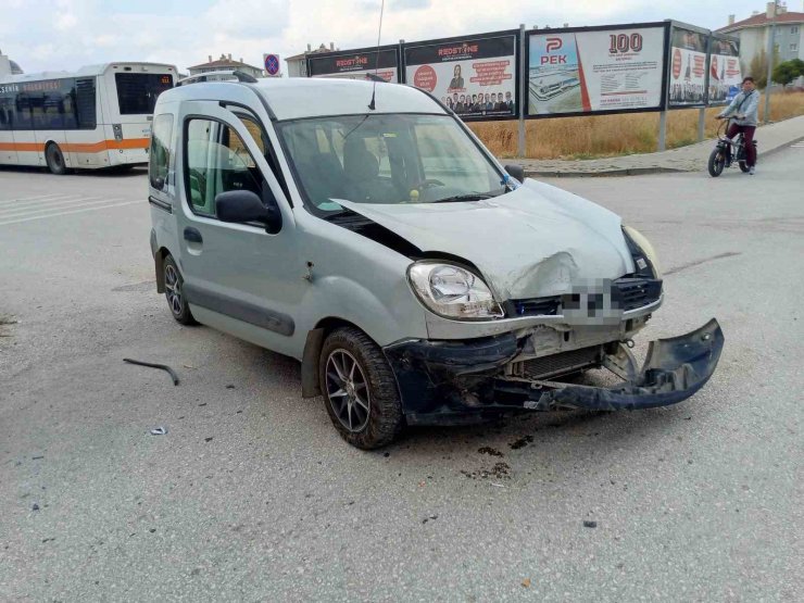 İki hafif ticari araç kavşakta çarpıştı: 2 yaralı
