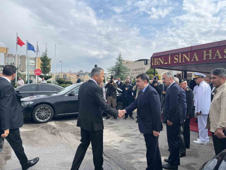 Bakan Yerlikaya ve MİT Başkanı Kalın’dan saldırı girişiminde yaralanan polislere ziyaret