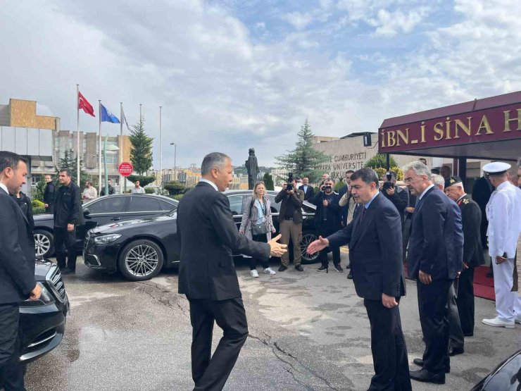 Bakan Yerlikaya ve MİT Başkanı Kalın’dan saldırı girişiminde yaralanan polislere ziyaret
