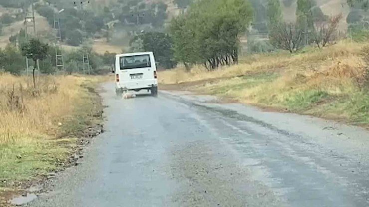 Minibüsün arkasına bağladığı köpeği dakikalarca sürükledi