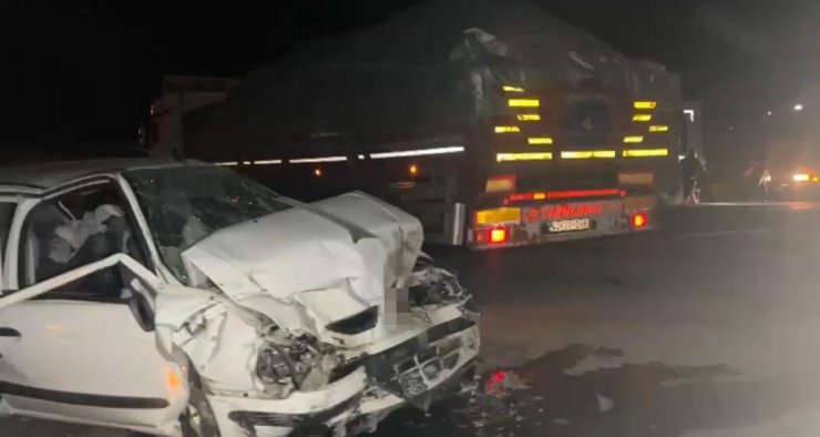 Tırla otomobilin çarpıştığı kazada polis ve eşi hayatını kaybetti