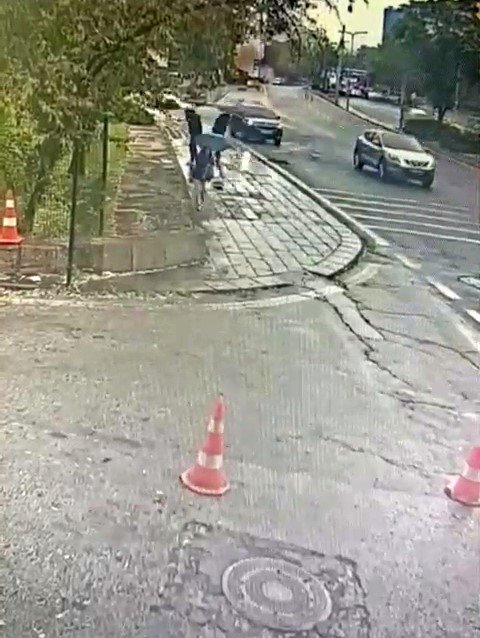 Teröristler saldırı girişimi öncesi kullandıkları araçla kameralara yansıdı