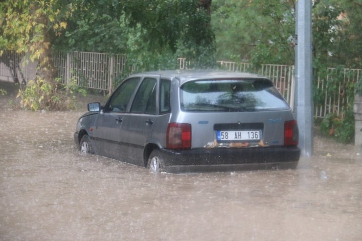 Sivas’ta sağanak yağmur hayatı felç etti, araçların bir kısmı sular altında kaldı