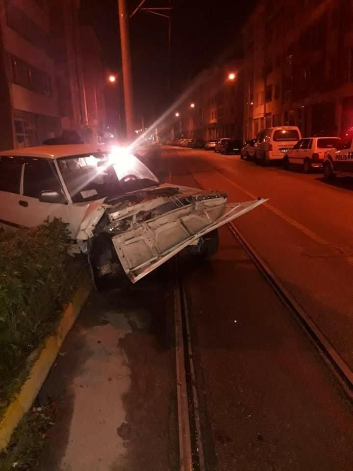 Direksiyon hakimiyetini kaybeden sürücü park halindeki araçlara çarptı
