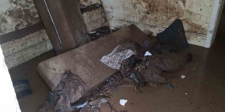 4 çocuğu sel sularında kalan aile evsiz ve eşyasız kaldı