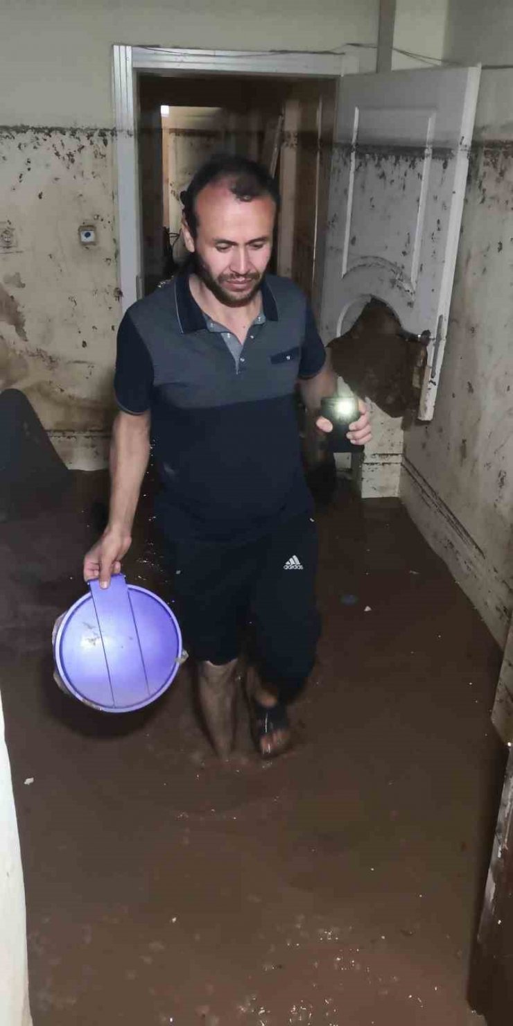 4 çocuğu sel sularında kalan aile evsiz ve eşyasız kaldı