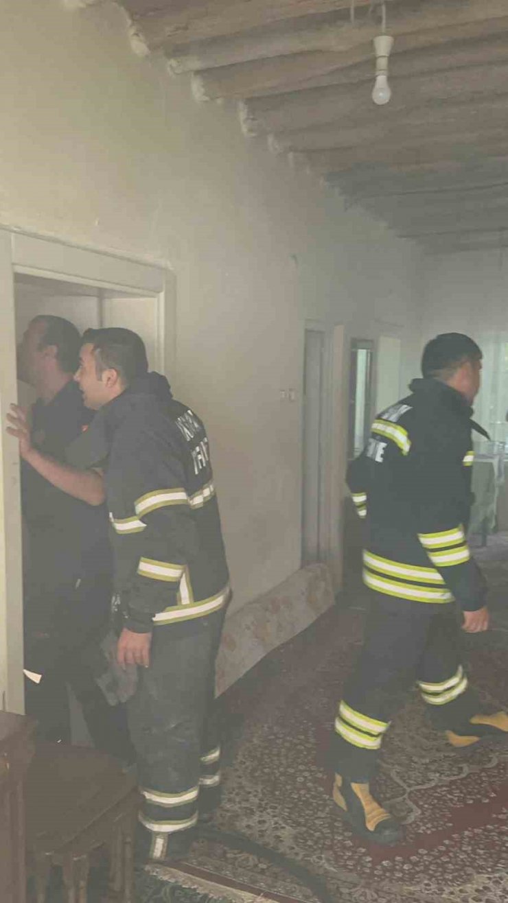 Ocakta unutulan yemek yangına neden oldu