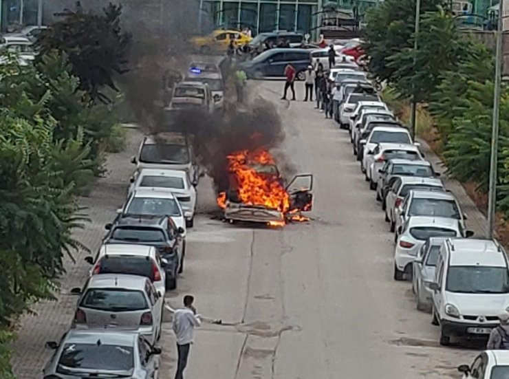 Alev topuna dönen araç büyük paniğe neden oldu