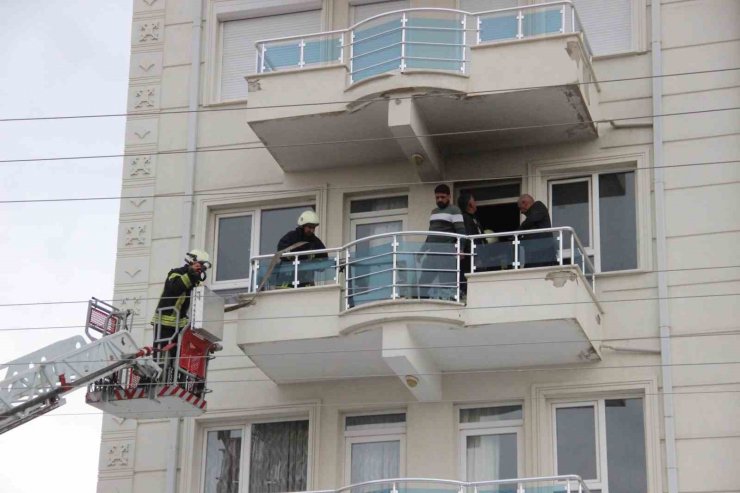 Çocuk odasında çıkan yangında 2 kişi dumandan etkilendi