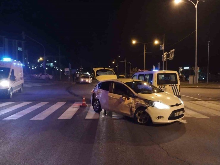Niğde’de otomobiller çarpıştı: 3 yaralı