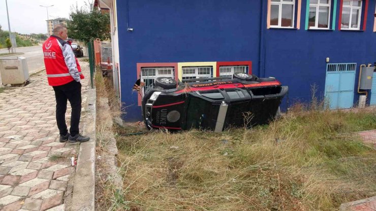 Yozgat’ta UMKE aracı okul bahçesine devrildi