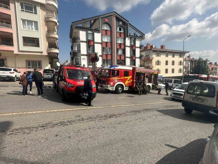 Ankara’da çıkan yangında 2 itfaiye eri dumandan etkilendi