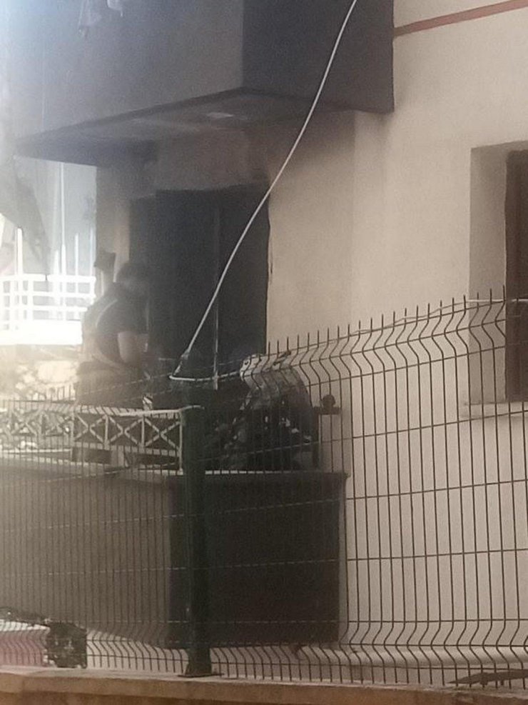 Ankara’da çıkan yangında 2 itfaiye eri dumandan etkilendi