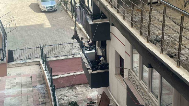 Ankara’da çıkan yangında 2 itfaiye eri dumandan etkilendi