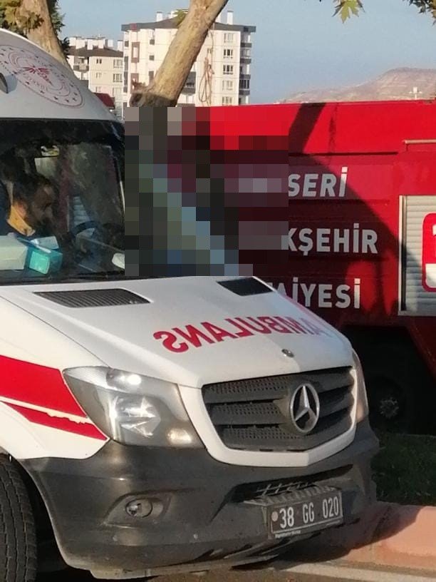Sosyal medya profiline "karanlıktayım anne" yazan şahıs ağaçta asılı bulundu