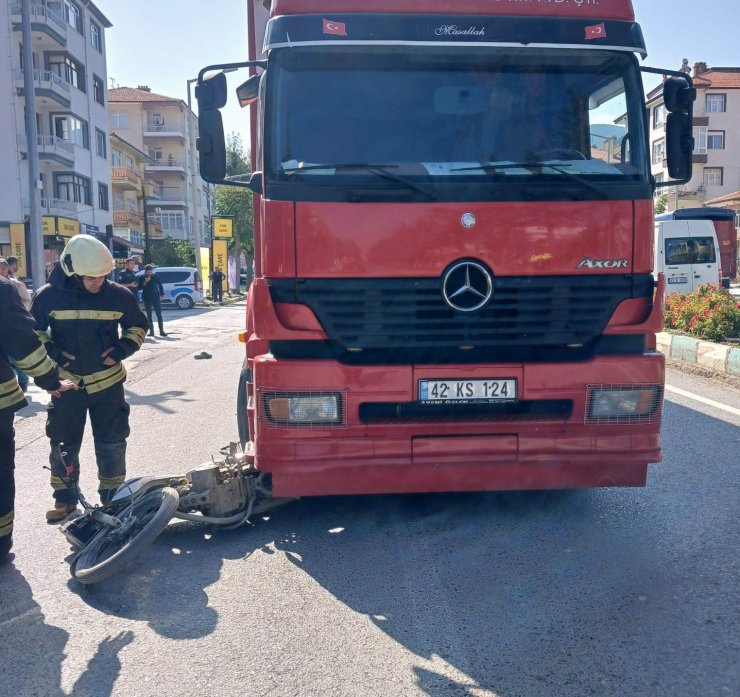 Motosiklet kamyonun altına girdi: 1 ölü