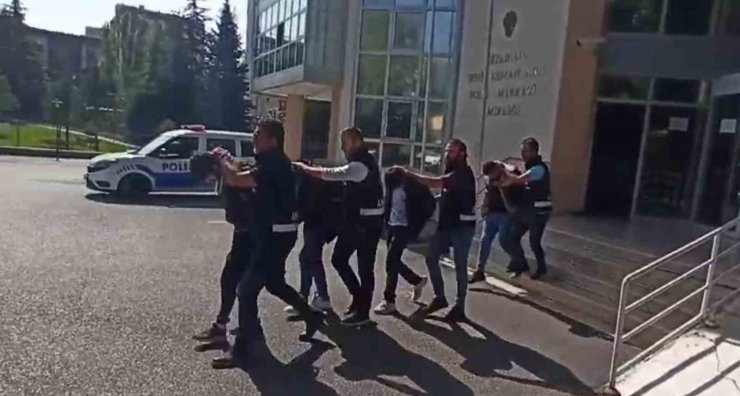 Ankara’nın Etimesgut ilçesinde gerçekleştirilen operasyonda 2 kilo 567 gram uyuşturucu ele geçirildi