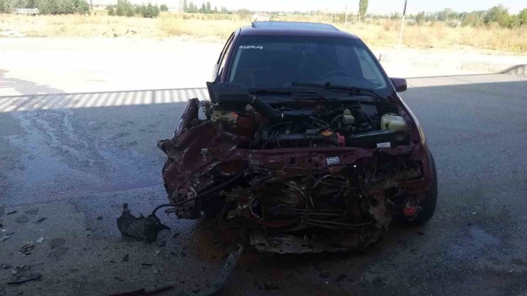 Ankara’da belediye otobüsü otomobille çarpıştı: 3 yaralı