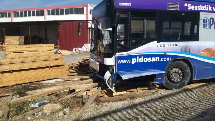 Ankara’da belediye otobüsü otomobille çarpıştı: 3 yaralı