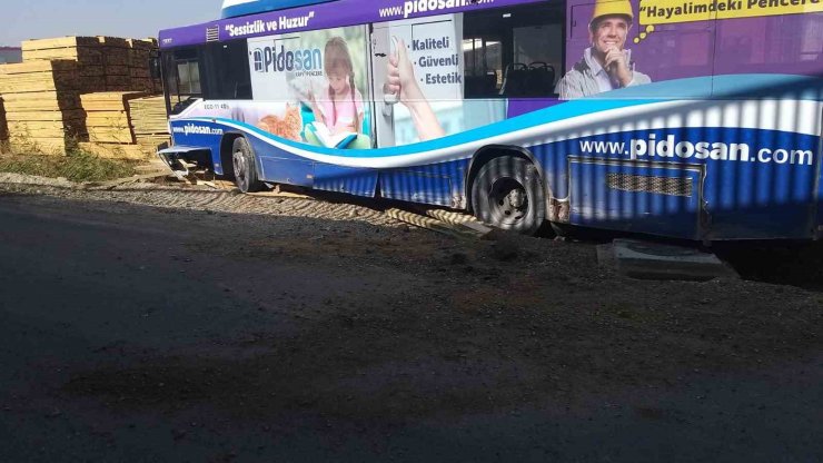 Ankara’da belediye otobüsü otomobille çarpıştı: 3 yaralı