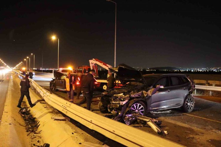 7 araç birbirine girdi, ortalık savaş alanına döndü: 2 yaralı