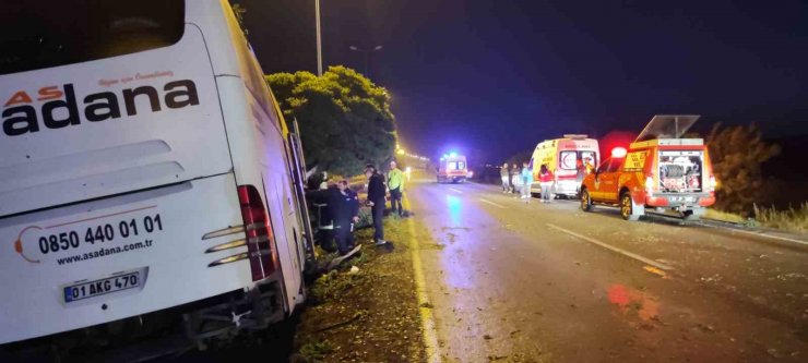 Kayseri’de kontrolden çıkan yolcu otobüsü aydınlatma direğine çarptı: 16 yaralı
