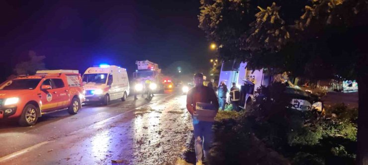 Kayseri’de kontrolden çıkan yolcu otobüsü aydınlatma direğine çarptı: 16 yaralı