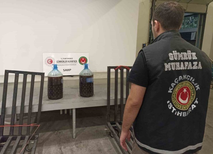 Sarp Sınır Kapısı’nda el arabası içerisinde gizlenmiş kestane balı ele geçirildi