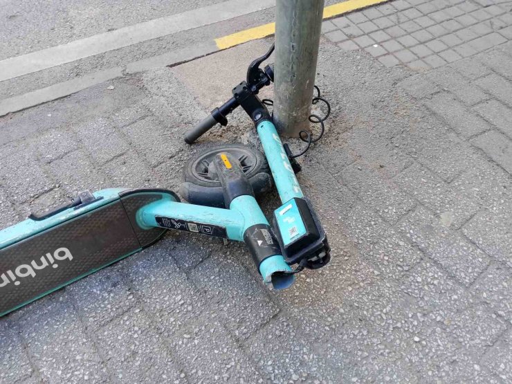Kırılan scooterın alarm sesleri sokakta yankılandı