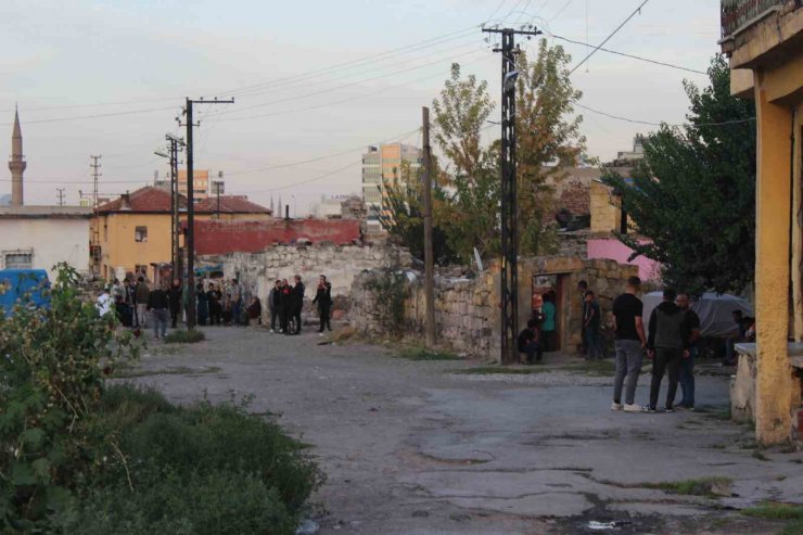 Komşular arasında taşlı silahlı kavga: 5 yaralı