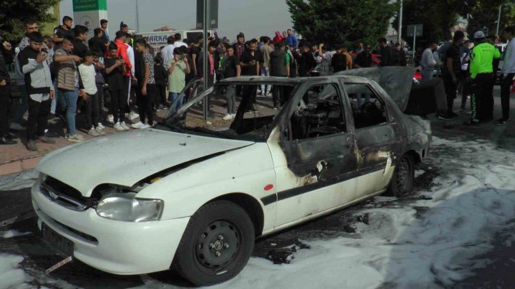 Seyir halindeki otomobil alev aldı, vatandaşlar görüntü çekmek için birbiriyle yarıştı