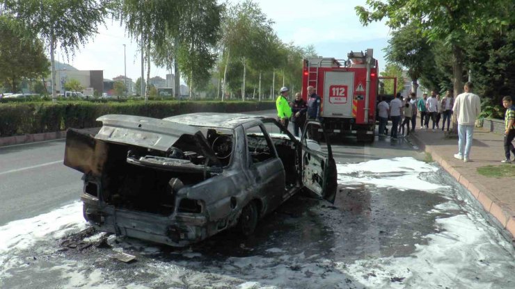 Seyir halindeki otomobil alev aldı, vatandaşlar görüntü çekmek için birbiriyle yarıştı