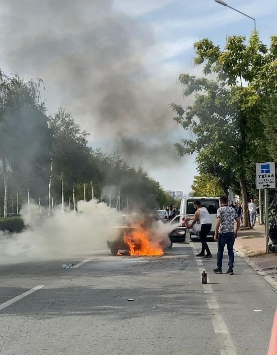 Seyir halindeki otomobil alev aldı, vatandaşlar görüntü çekmek için birbiriyle yarıştı