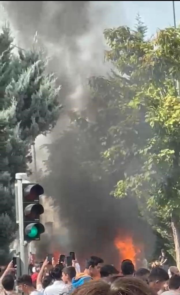 Seyir halindeki otomobil alev aldı, vatandaşlar görüntü çekmek için birbiriyle yarıştı