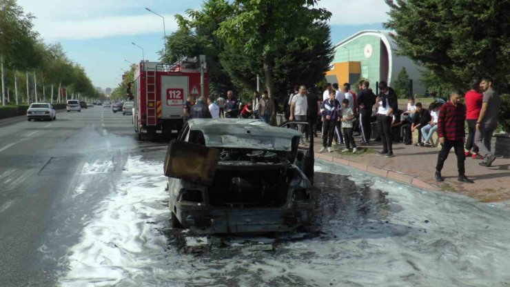 Seyir halindeki otomobil alev aldı, vatandaşlar görüntü çekmek için birbiriyle yarıştı