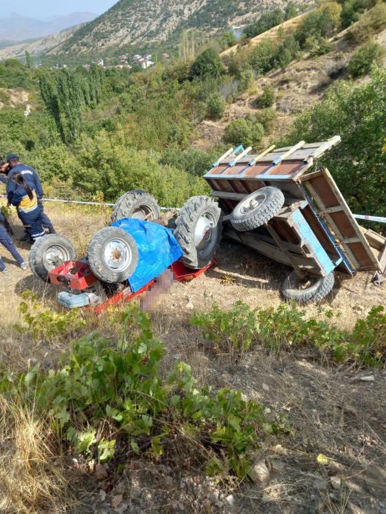 Devrilen traktörün sürücüsü öldü