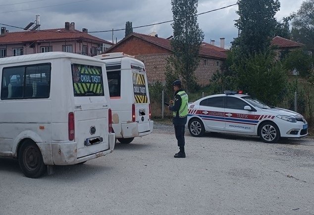 Jandarma okul servis araçlarını denetledi