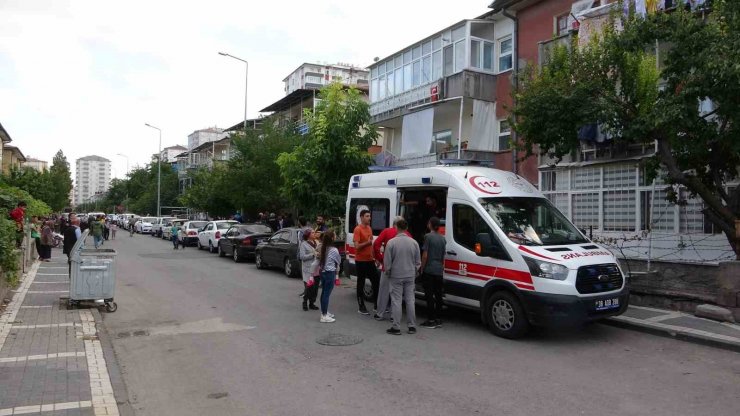 Evlerinde yangın çıkan yaşlı çifti komşusu kurtardı