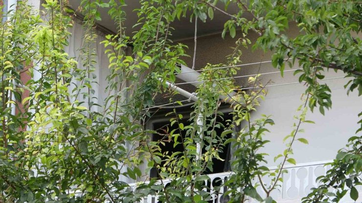 Evlerinde yangın çıkan yaşlı çifti komşusu kurtardı