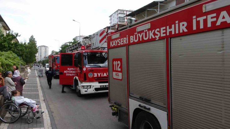 Evlerinde yangın çıkan yaşlı çifti komşusu kurtardı