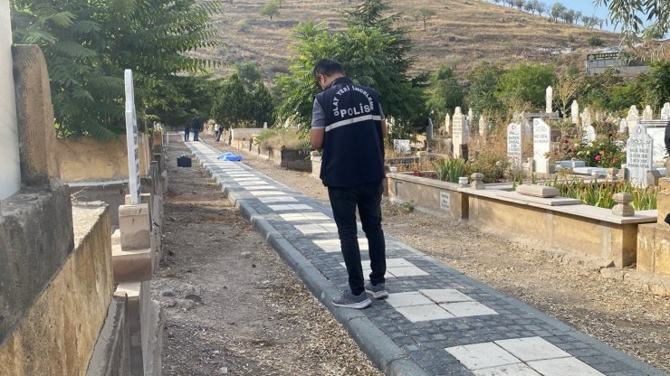 Mezarlıkta kalbinden bıçaklanmış erkek cesedi bulundu
