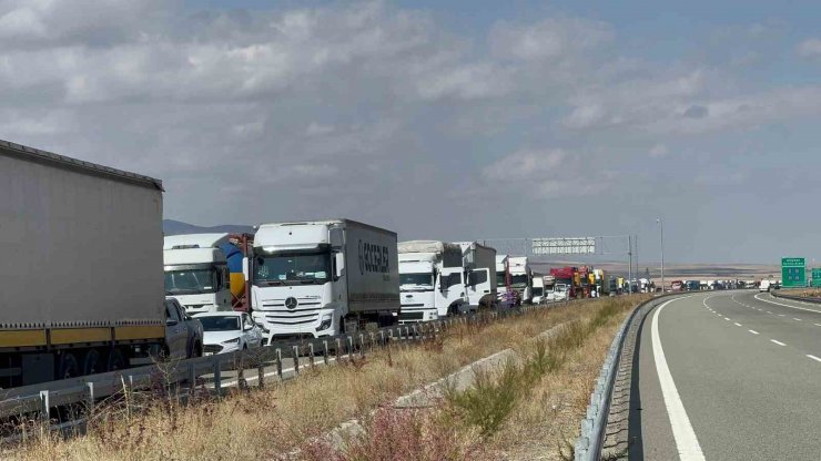 Plastik ham madde yüklü tırın dorsesi alev alev yandı