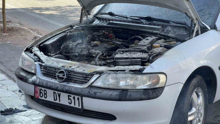 Seyir halinde yanan otomobili vatandaşlar söndürdü