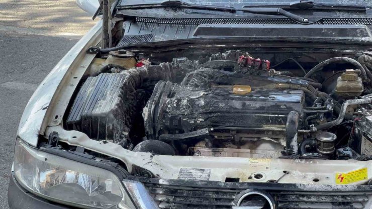 Seyir halinde yanan otomobili vatandaşlar söndürdü