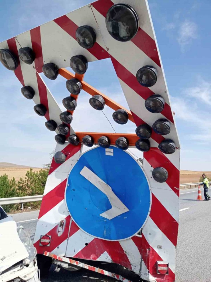 Yol çizgilerini çizen römorka arkadan çarpan araçtaki iki kişi yaralandı