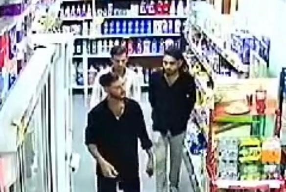 Raftaki şampuanları pantolonlarına sokarak çaldılar