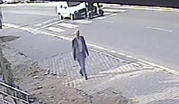 Kaza göz göre göre geldi: Akülü araca böyle çarptı